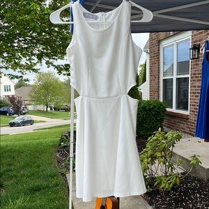 Elegant White Sleeveless Dress